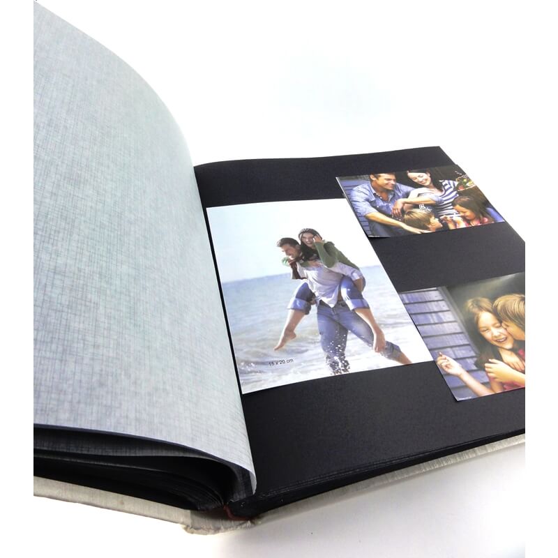 Традиционный альбом с черными страницами и фото разных форматов